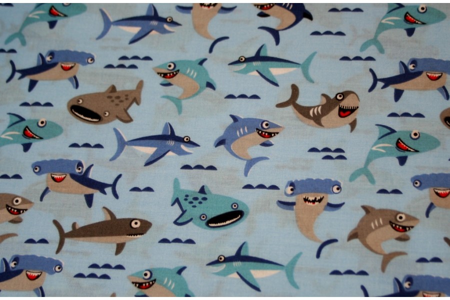 10cm Baumwolldruck "Haifische auf Hellbau"  ( Muster verläuft entlang der Kante! Grundpreis € 10,00/m)